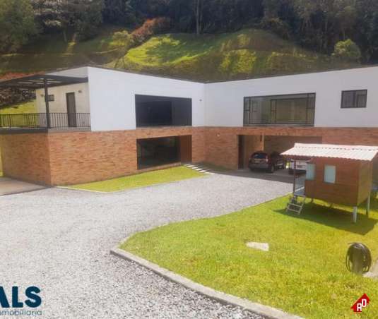 Casa para Venta en Alto del escobero (El Retiro). Municipio El Retiro - $2.600.000.000 - 240182